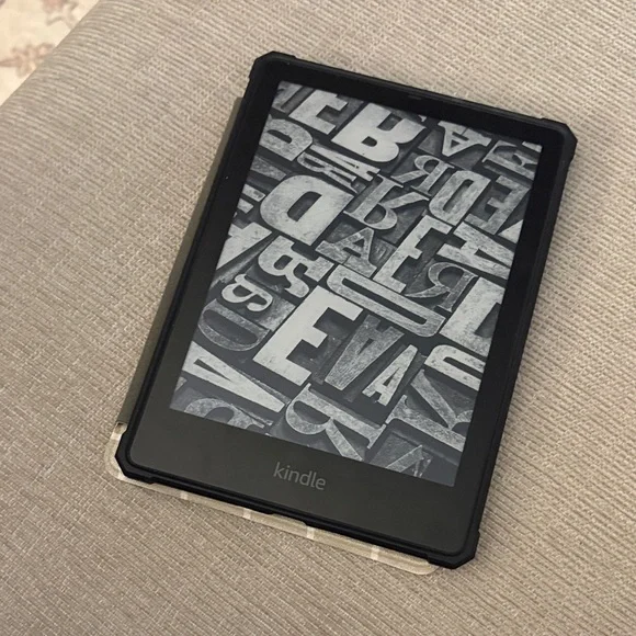 Kindle Paperwhite 11th Generation & Case - Picture 2 of 4